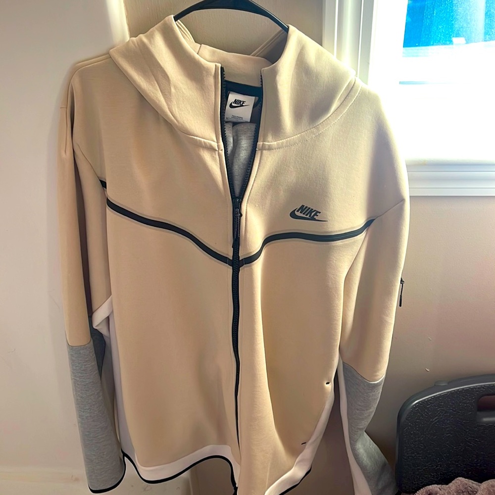 It’s a Nike tech suit…size XL… color:light brown&grey…